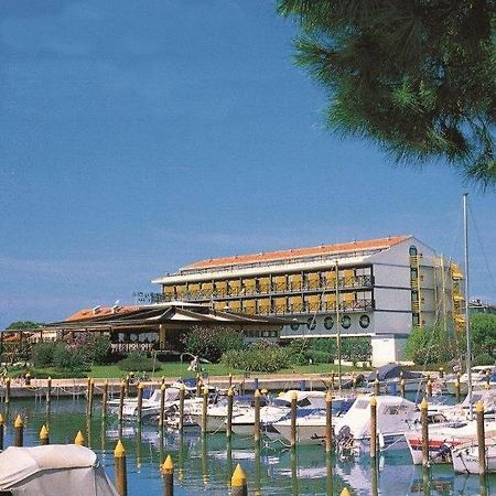 Hotel Marina Uno Линяно Сабиадоро Екстериор снимка