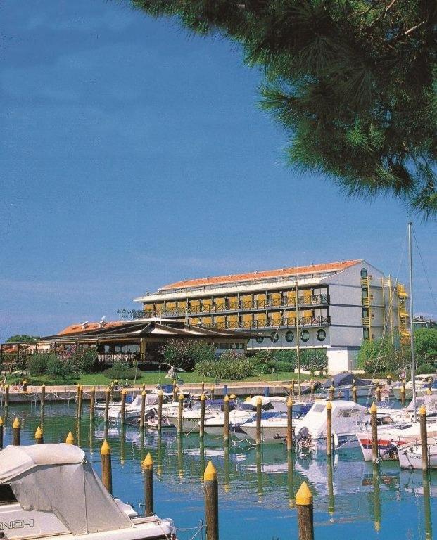 Hotel Marina Uno Линяно Сабиадоро Екстериор снимка