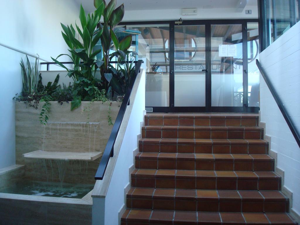 Hotel Marina Uno Линяно Сабиадоро Екстериор снимка