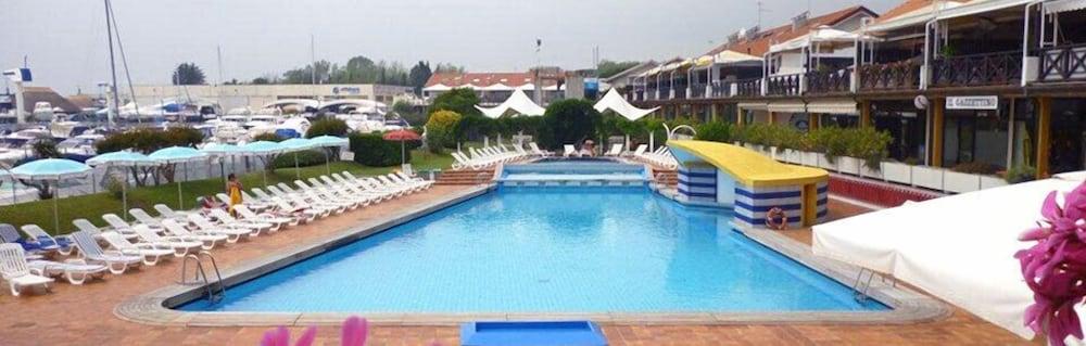 Hotel Marina Uno Линяно Сабиадоро Екстериор снимка