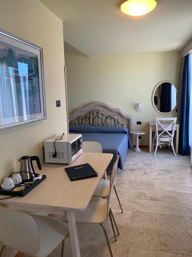 Hotel Marina Uno Линяно Сабиадоро Екстериор снимка