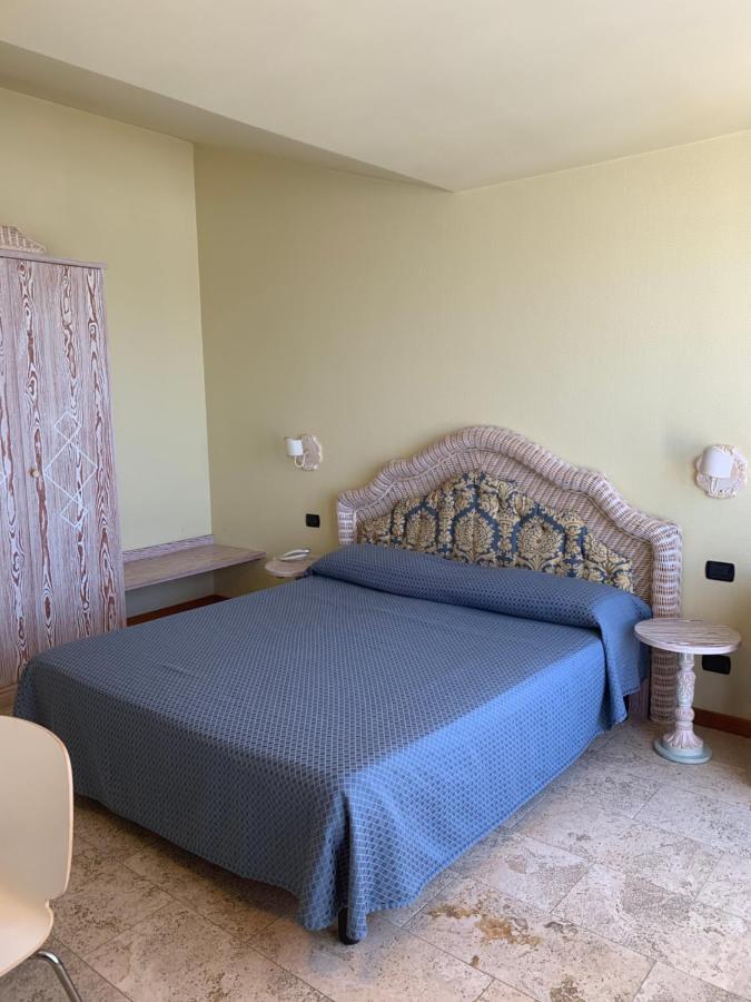 Hotel Marina Uno Линяно Сабиадоро Екстериор снимка