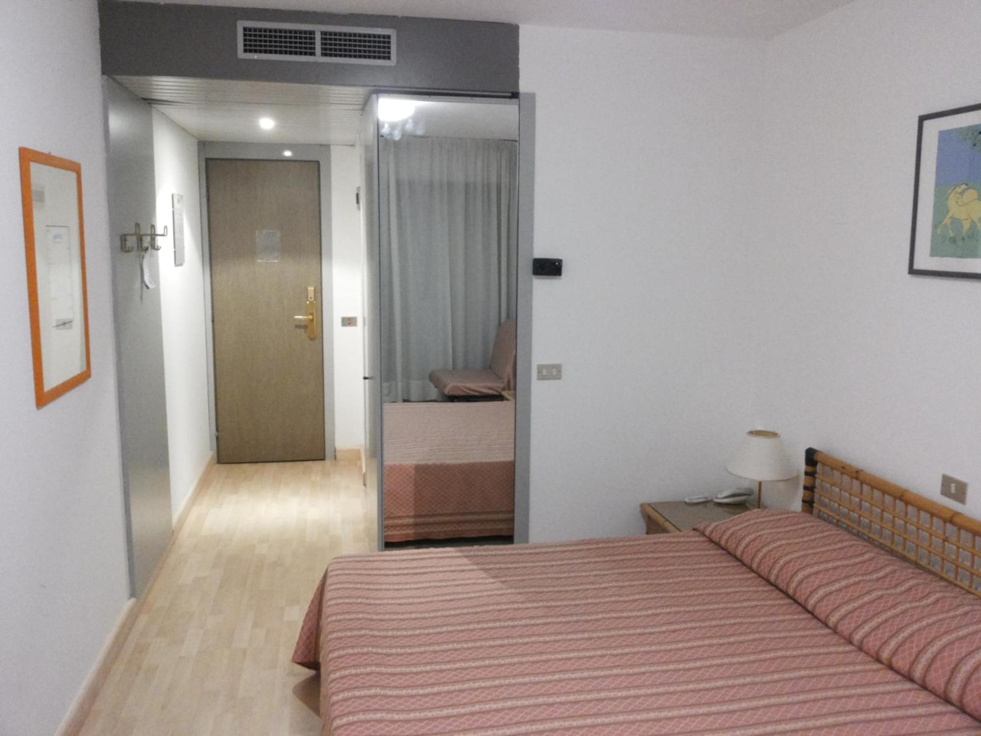 Hotel Marina Uno Линяно Сабиадоро Стая снимка