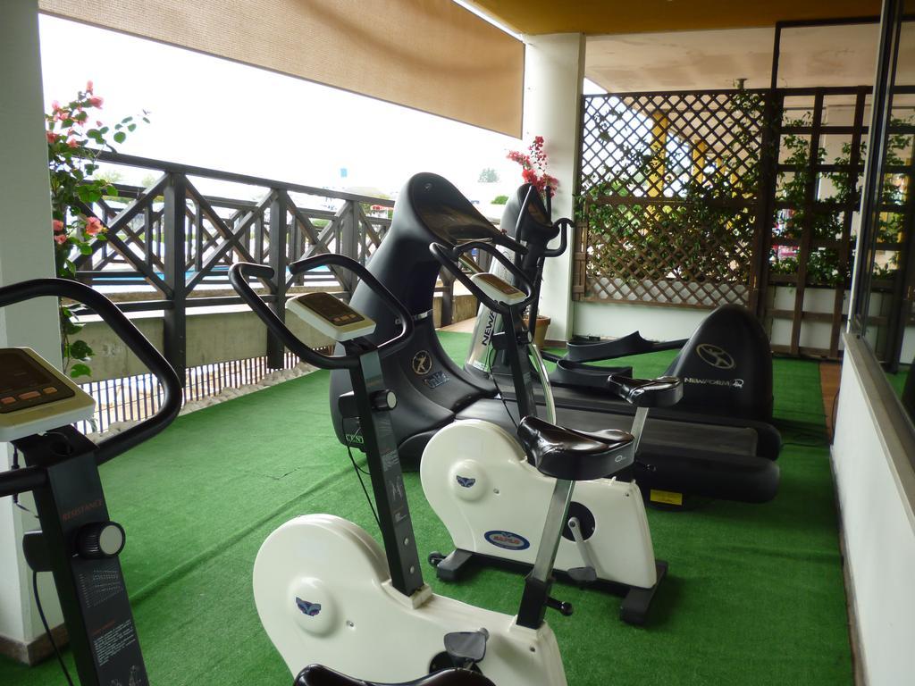 Hotel Marina Uno Линяно Сабиадоро Екстериор снимка